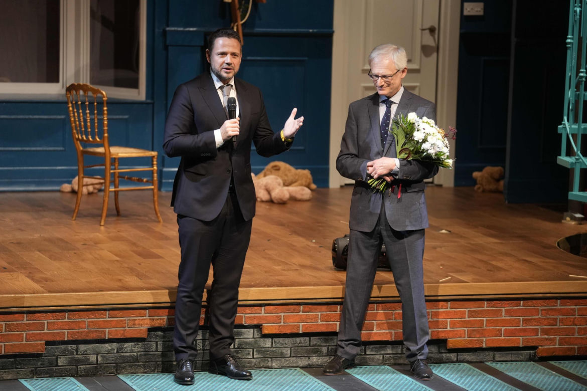 Trzaskowski wśród gwiazd. Prezydent błyszczał na premierze w Teatrze 6.Piętro