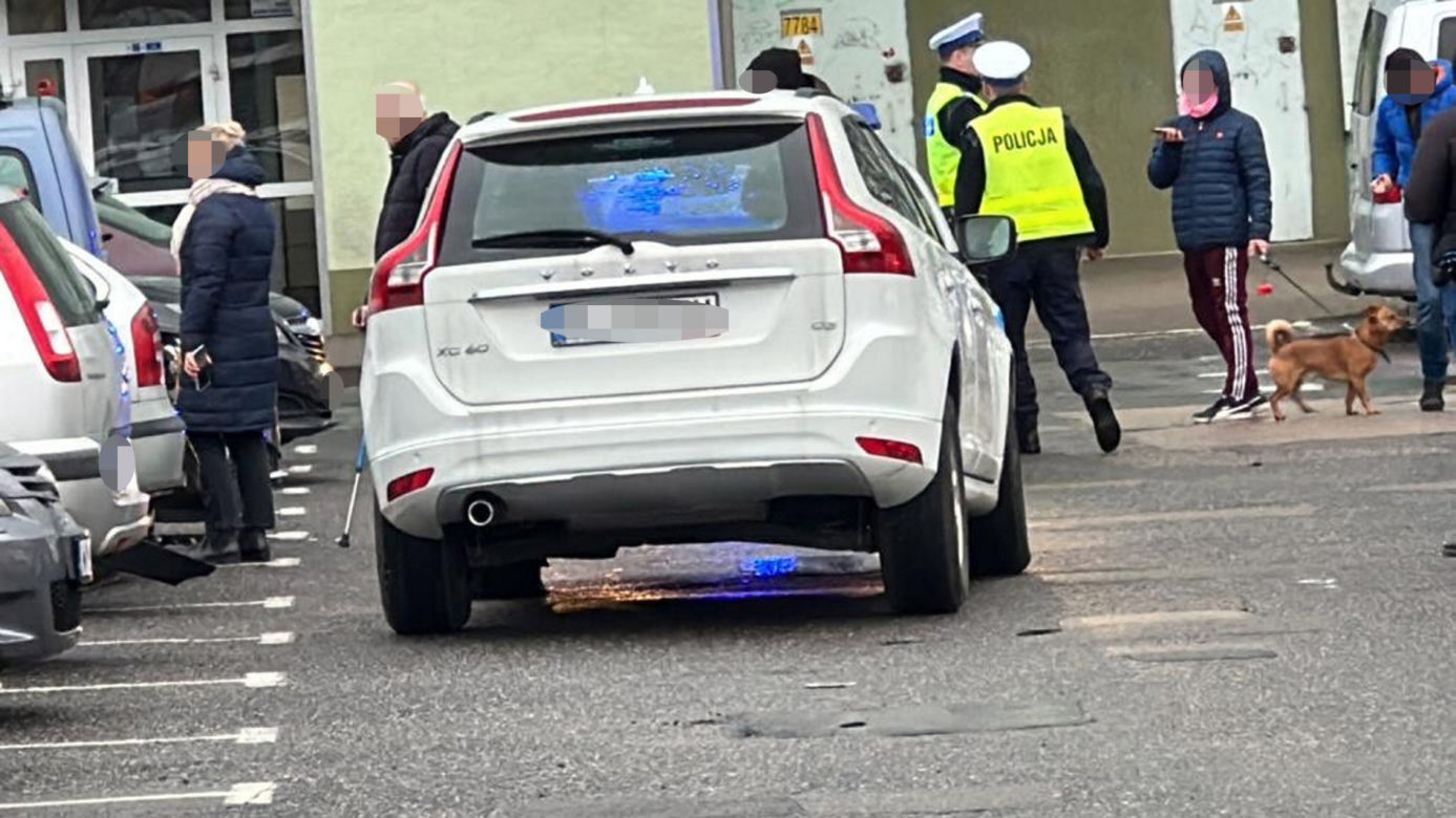 Drogowa demolka na Mokotowie. Rozbiła 8 samochodów, w aucie walały się butelki
