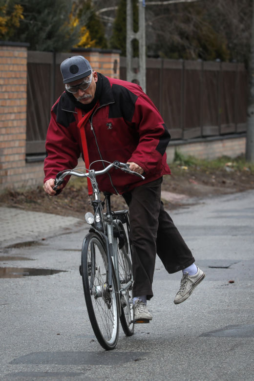 Jeździ na rowerze w okularach do pływania