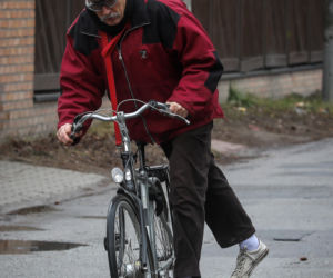 Jeździ na rowerze w okularach do pływania