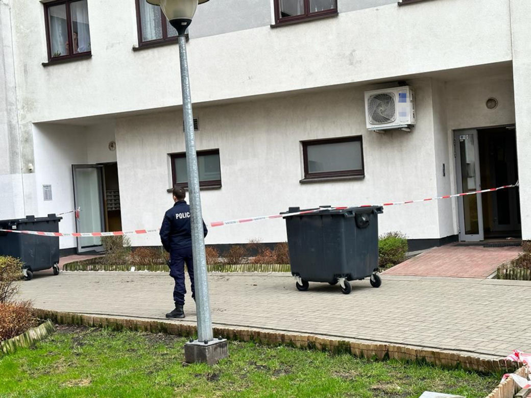 Rozrywający serce dramat na Bemowie. Kobieta z maleńkim dzieckiem runęła z 8. piętra