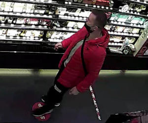 Zabrał drogi perfum ze sklepu i nie zapłacił! Szuka go policja z Bydgoszczy