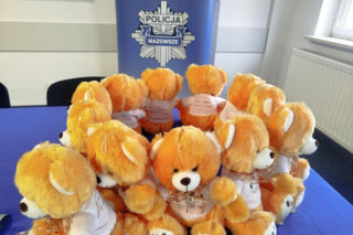 3 tysiące misiów-pluszaków trafi do policjantów z województwa mazowieckiego. Każdy z nich będzie informował o waznym numerze teleofnu 