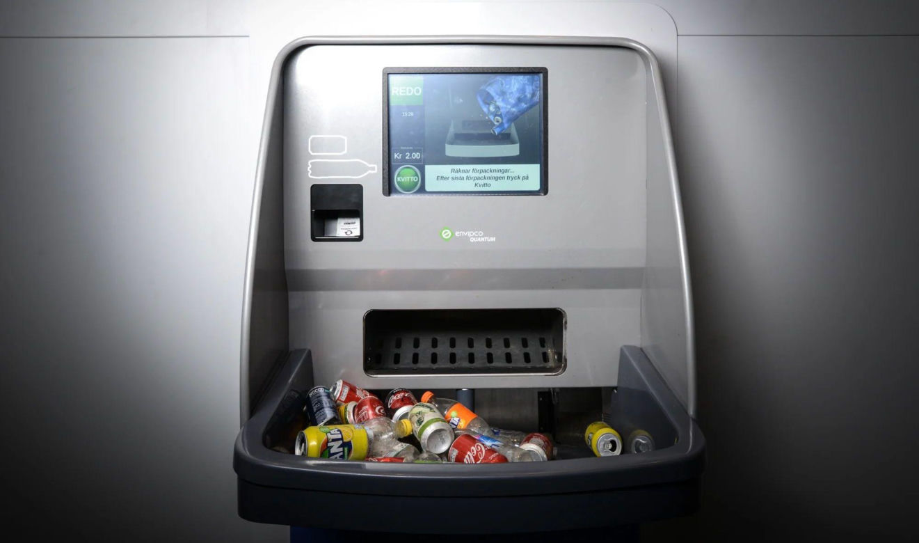 1503 opakowania – rekord automatu Biedronki – klient sklepu w Warlubiu oddał je podczas jednej transakcji w recyklomacie. Voucher wyniósł 751,50 zł.