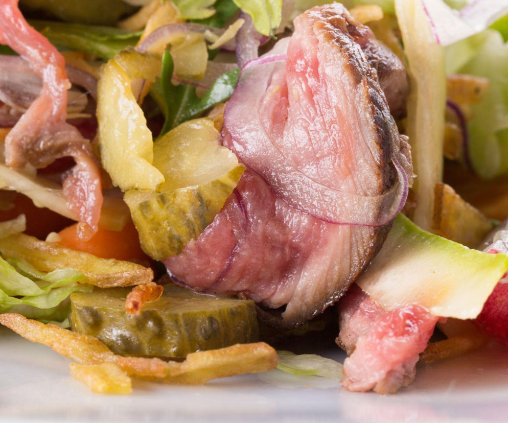 Tylko 5 składników i gotowe. Sałatka Męska Rzecz to prosty przepis na hit każdej męskiej imprezy