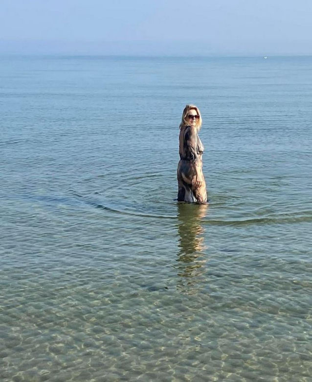 Grażyna Szapołowska na plaży w Juracie