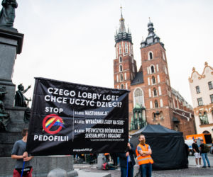 Demonstracja LGBT i narodowców na krakowskim Rynku