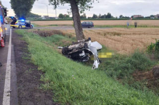 Ford wypadł z drogi i dachował. 28-latek zginął na miejscu