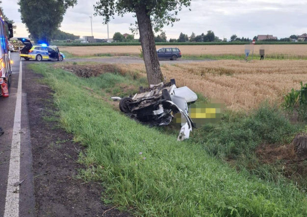 Ford wypadł z drogi i dachował. 28-latek zginął na miejscu