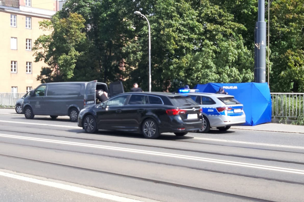 Dramat na trasie W-Z. Pieszy zmarł na chodniku