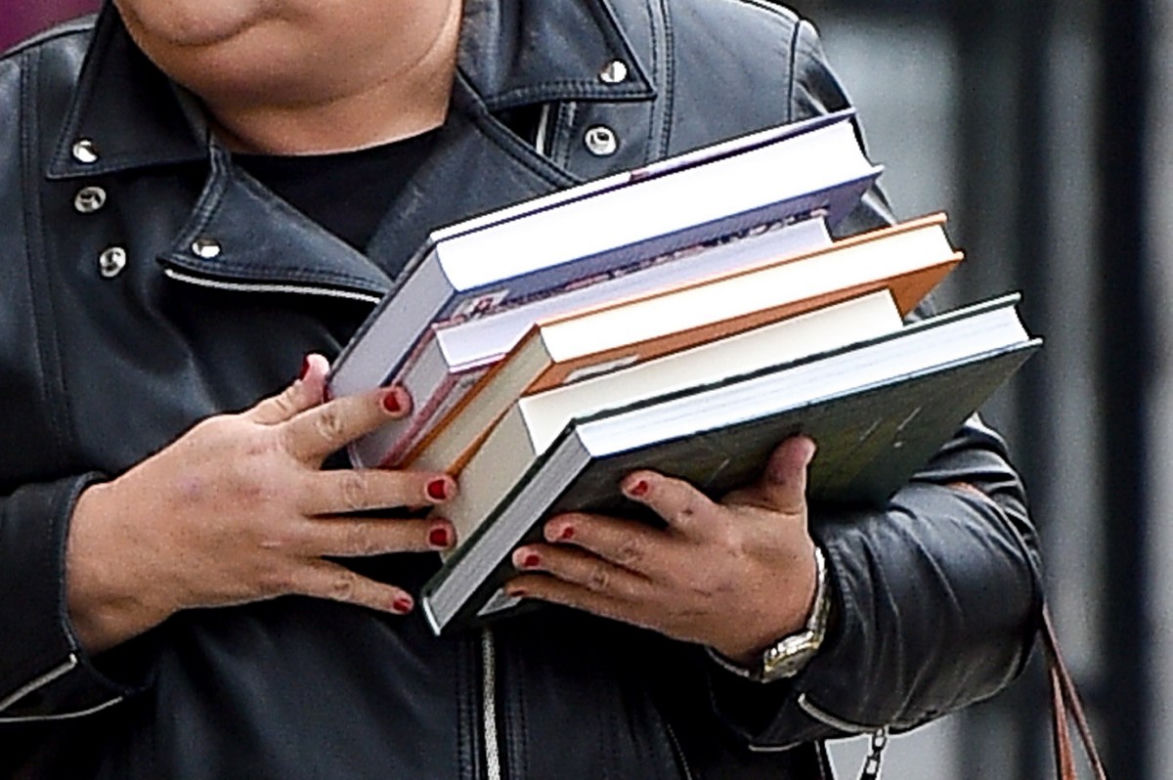  Powabna Dorota Wellman w obcisłej skórze pędzi na zakupy. PAPARAZZI 