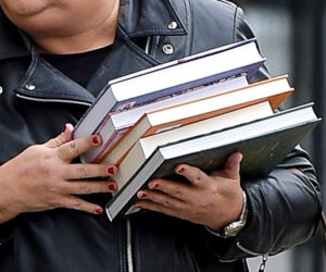  Powabna Dorota Wellman w obcisłej skórze pędzi na zakupy. PAPARAZZI 