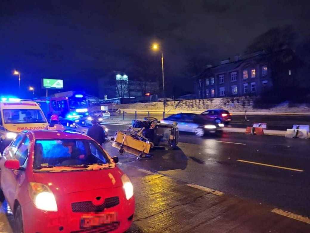 Pług śnieżny wylądował na boku, po tym jak huknął w BMW