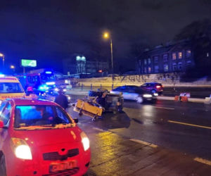 Pług śnieżny wylądował na boku, po tym jak huknął w BMW