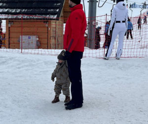 Kosiniak-Kamysz uczy dzieci szusować