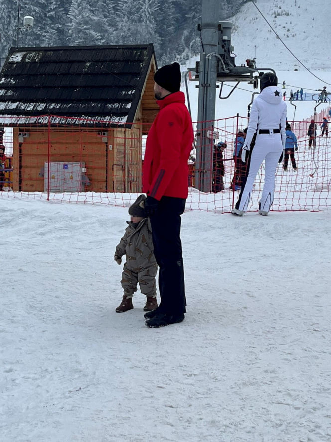 Kosiniak-Kamysz uczy dzieci szusować