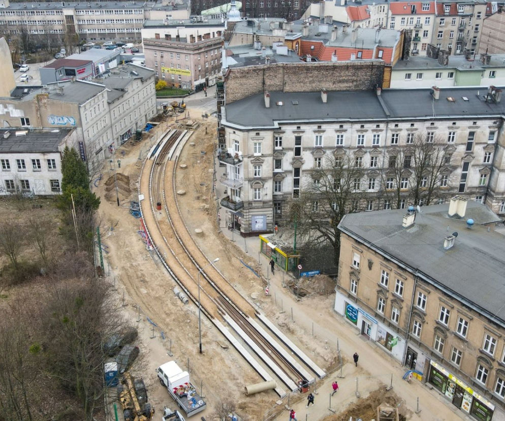 Od 4 kwietnia do 31 maja, w związku z remontem fragmentów torowiska tramwajowego w ciągu ul. 28 Czerwca 1956 r., wprowadzone zostanie zwężenie
