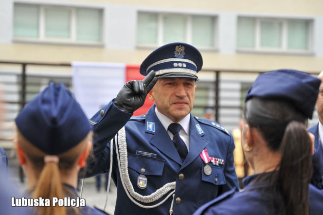 Jerzy Czebreszuk w mundurze salutuje podczas uroczystości. O awansie generalskim policjanta przeczytasz na Radioplus.