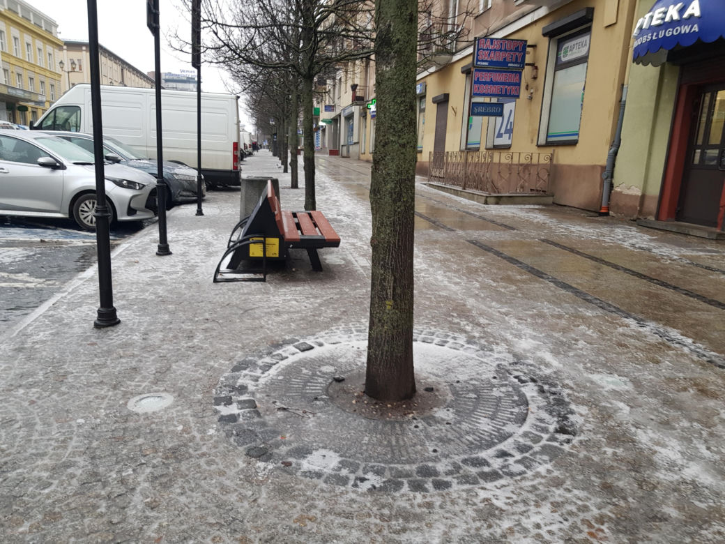 Gołoledź, marznące opady i oblodzone chodniki. Tak wyglądał poranek na drogach w Białymstoku
