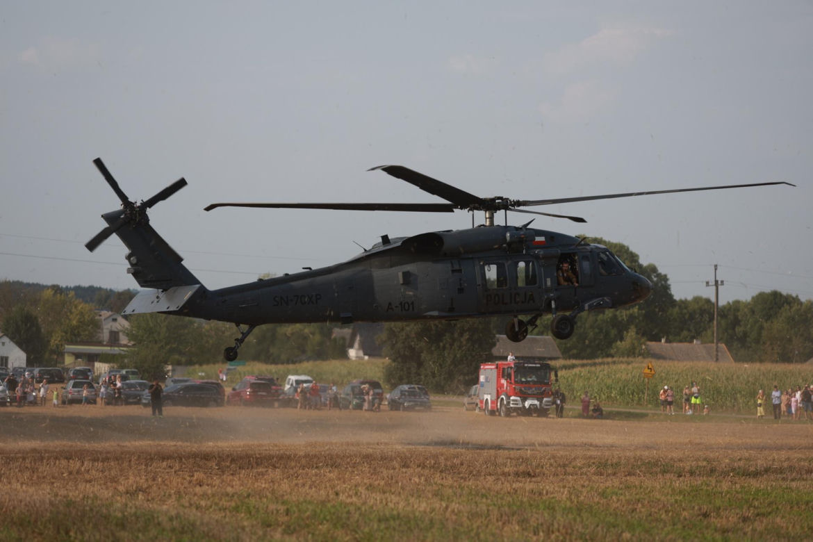 Groza na pikniku wojskowym. Policyjny Black Hawk zahaczył o linię wysokiego napięcia