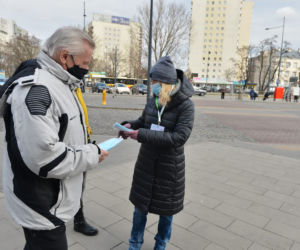 Szturm na darmowe maseczki w Warszawie
