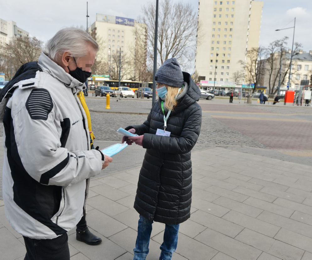 Szturm na darmowe maseczki w Warszawie