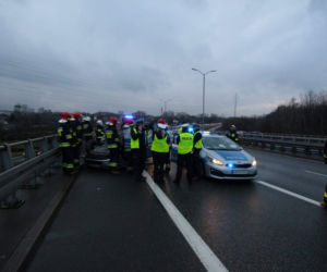 Radiowóz dachował na DTŚ w Katowicach. Ranny został policjant z Małopolski [ZDJĘCIA]