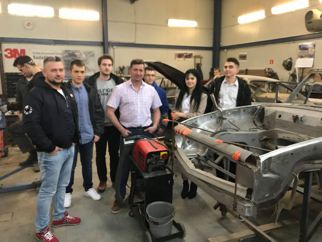 Dziewczyna bez ręki zostanie mechanikiem