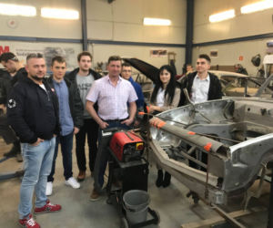 Dziewczyna bez ręki zostanie mechanikiem