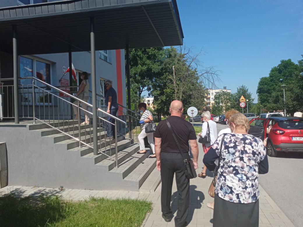 Kolejka do lokalu wyborczego w Kielcach