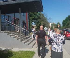 Kolejka do lokalu wyborczego w Kielcach