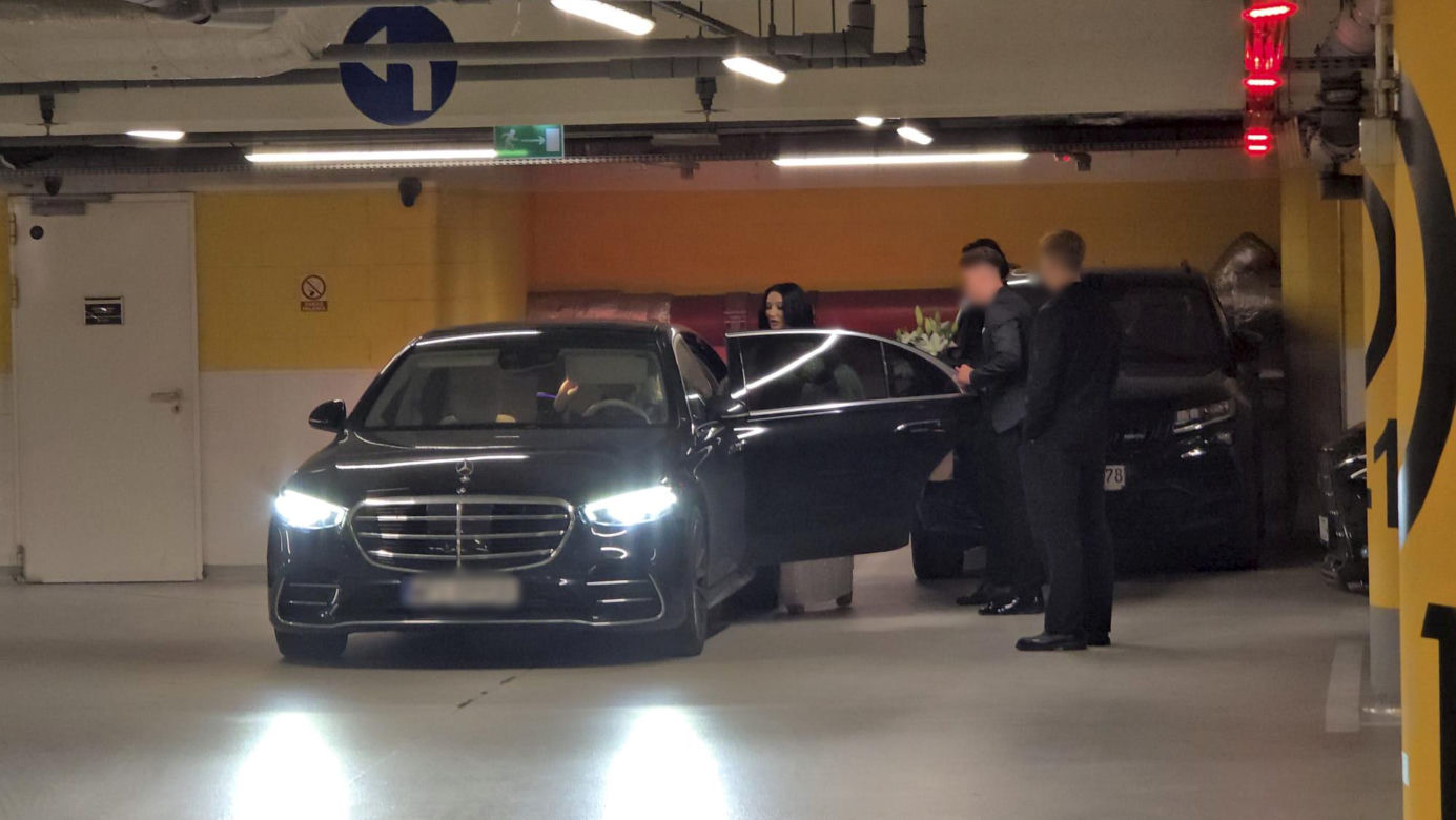 Justyna Steczkowska przemyka po parkingu w otoczeniu ochroniarzy