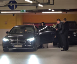 Justyna Steczkowska przemyka po parkingu w otoczeniu ochroniarzy