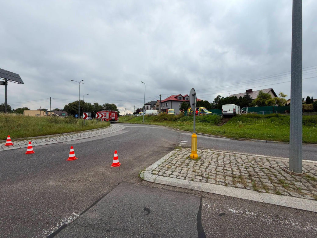 Dostawczy Citroen zjechał z ronda i uderzył w ogrodzenie. Wśród rannych dzieci!