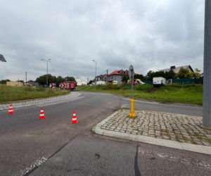 Dostawczy Citroen zjechał z ronda i uderzył w ogrodzenie. Wśród rannych dzieci!