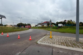 Dostawczy Citroen zjechał z ronda i uderzył w ogrodzenie. Wśród rannych dzieci!