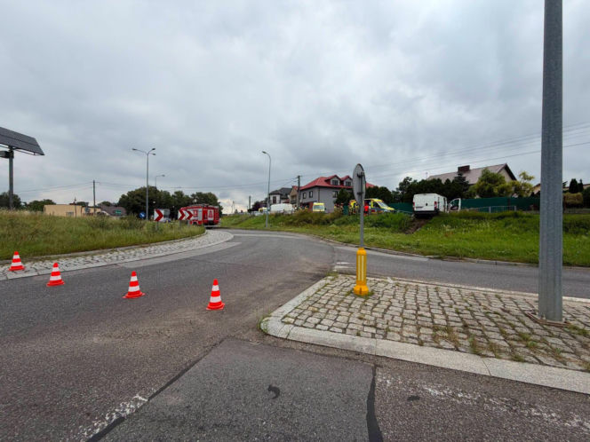 Dostawczy Citroen zjechał z ronda i uderzył w ogrodzenie. Wśród rannych dzieci!