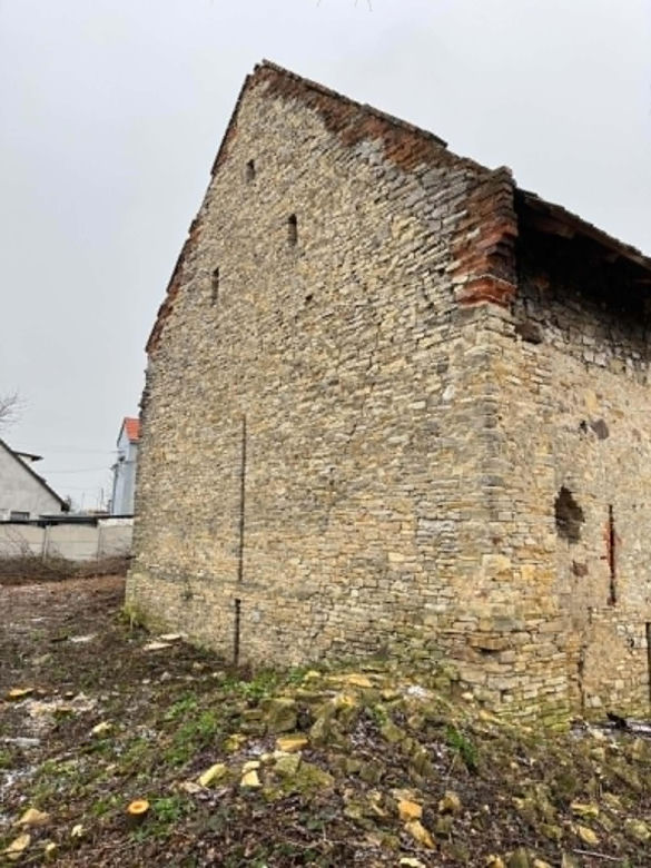 120-letnia stodoła z wapienia przed remontem