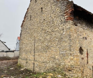 120-letnia stodoła z wapienia przed remontem