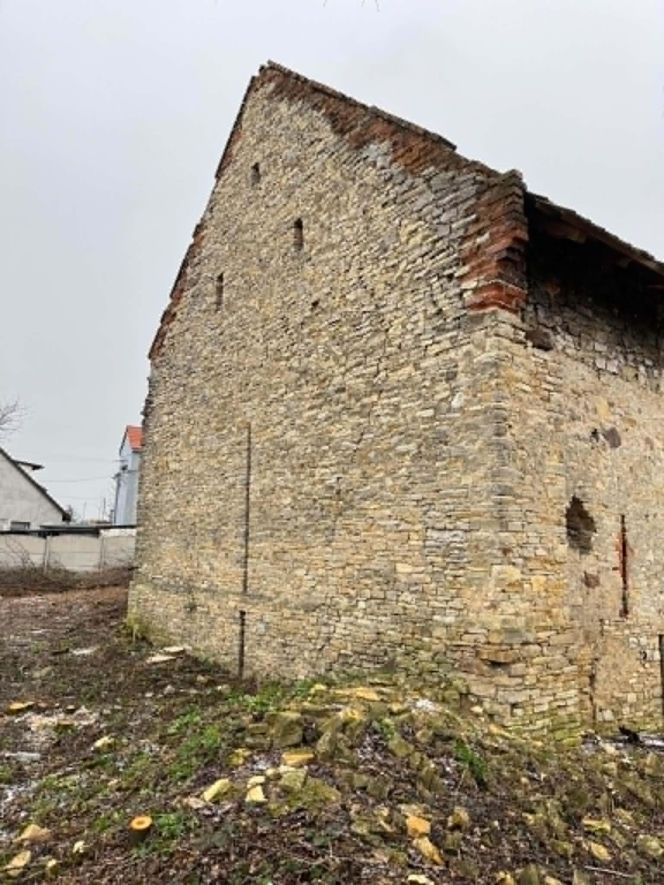 120-letnia stodoła z wapienia przed remontem