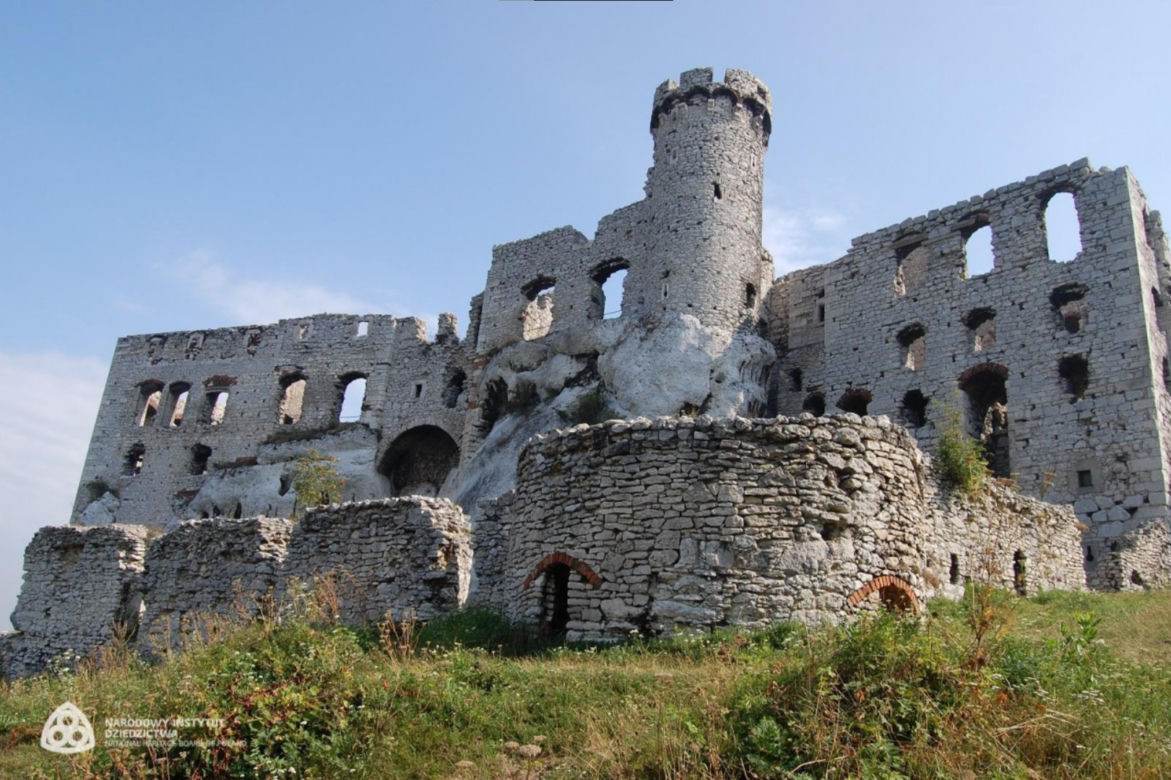 Podzamcze, ruiny zamku Ogrodzieniec, widok skrzydła północnego zamku górnego, stan na 2009 r.