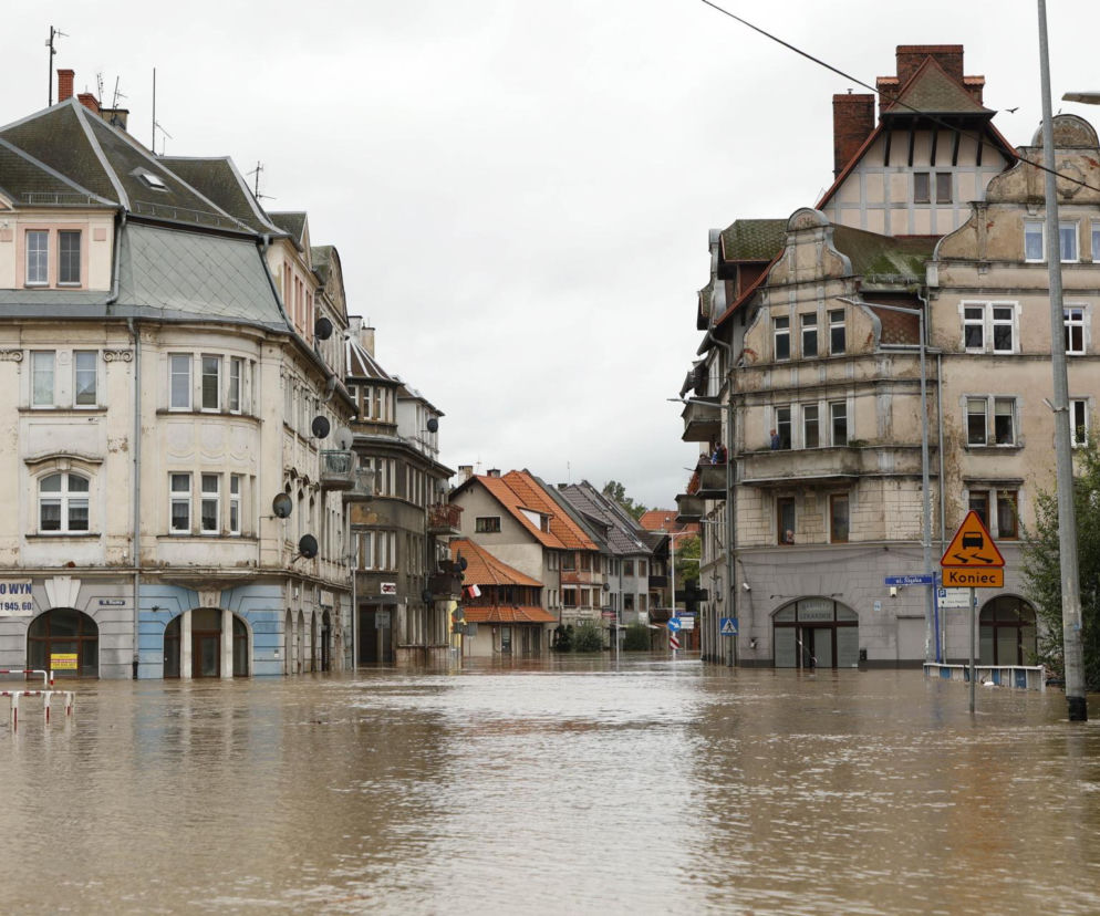 Zalana ulica z kamienicami na Dolnym Śląsku podczas powodzi. O śledztwie CBA w sprawie dotacji przeczytasz na SE Wrocław.