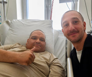 Taksówkarz i aktor z „Pitbulla” w szpitalu. Walczy o powrót do zdrowia. „Ludzie umierali obok mnie”