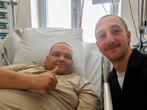 Taksówkarz i aktor z „Pitbulla” w szpitalu. Walczy o powrót do zdrowia. „Ludzie umierali obok mnie”