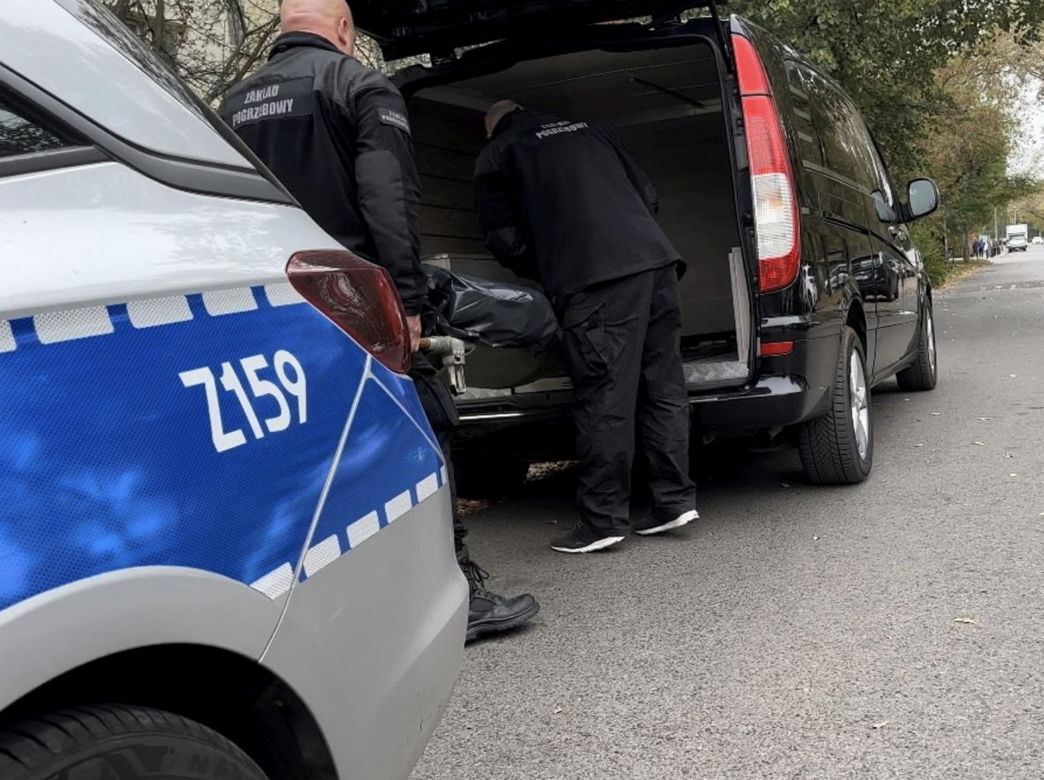 Tragedia w Warszawie. Mieszkańcy usłyszeli wystrzał z broni. W mieszkaniu znaleziono zwłoki
