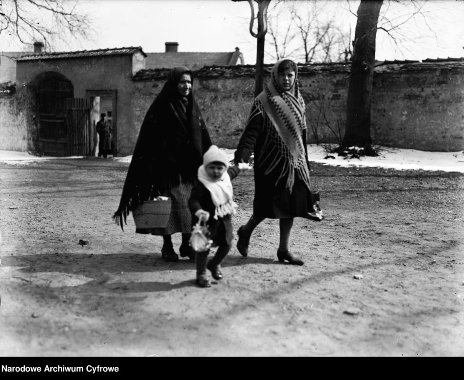 Kobiety z dzieckiem ze święconkami w drodze do kościoła (1932)