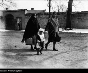 Kobiety z dzieckiem ze święconkami w drodze do kościoła (1932)