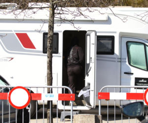 Maciej Musiał nad morzem z deską