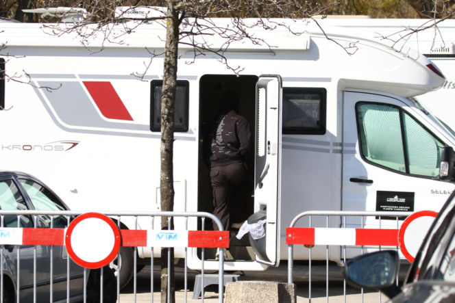 Maciej Musiał nad morzem z deską