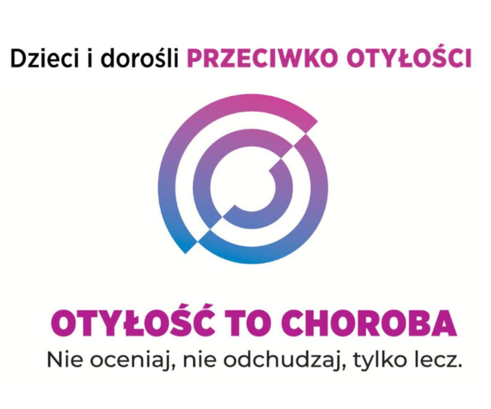 Grafika przedstawia logo kampanii „Dzieci i dorośli PRZECIWKO OTYŁOŚCI” oraz hasło „OTYŁOŚĆ TO CHOROBA. Nie oceniaj, nie odchudzaj, tylko lecz”. Symbol kampanii to trzy okręgi w odcieniach fioletu i błękitu, reprezentujące walkę z otyłością, o której można przeczytać na portalu Poradnik Zdrowie.